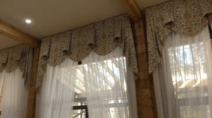 Шторы на заказ в деревянный дом из бруса Красивые шторы с ламбрекеном в гостиную в современном стиле