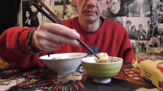 мукбанк пельмени мясные рулет яшкино черника соевый соус и  good day cappuccino