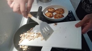 Куриные бомбочки под шубой 👍 Специально пораньше встала, чтобы приготовить/