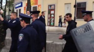 Девушки разливают коктейли молотова в Одессе