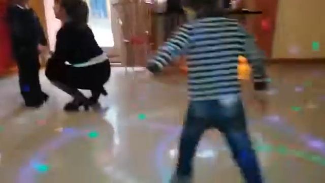 Дети прикольно танцуют