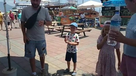 Турция. Как продают турецкое мороженое с шутками / Дети не могут забрать