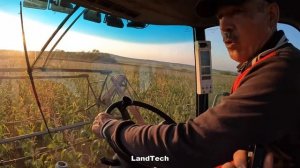 Гусеничный трактор ФЕРМЕР РБ-2103 спасает застрявшие тр