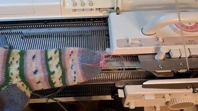 Носки из пряжи Forza на вязальной машине. Вязание с 9 мину смотреть онлайн