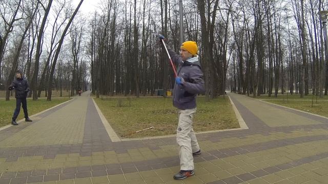 Эспандер у столба с палкои