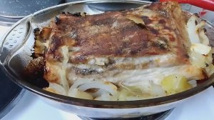 Грудинка в духовке с луком.