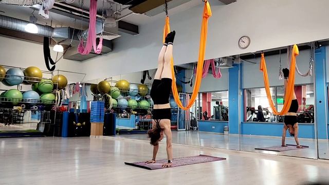 Стойка на руках с помощью гамага. смотреть онлайн