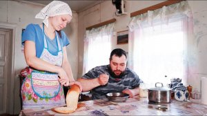 ЖИЗНЬ В УРАЛЬСКОЙ ГЛУБИНКЕ ｜ УКЛАДЫВАЕМ ПЕРВЫЙ ВЕНЕЦ БАНИ ｜ ОЧЕРЕДНОЙ ПОБЕГ ｜ ТРАДИЦИОННАЯ ЕДА