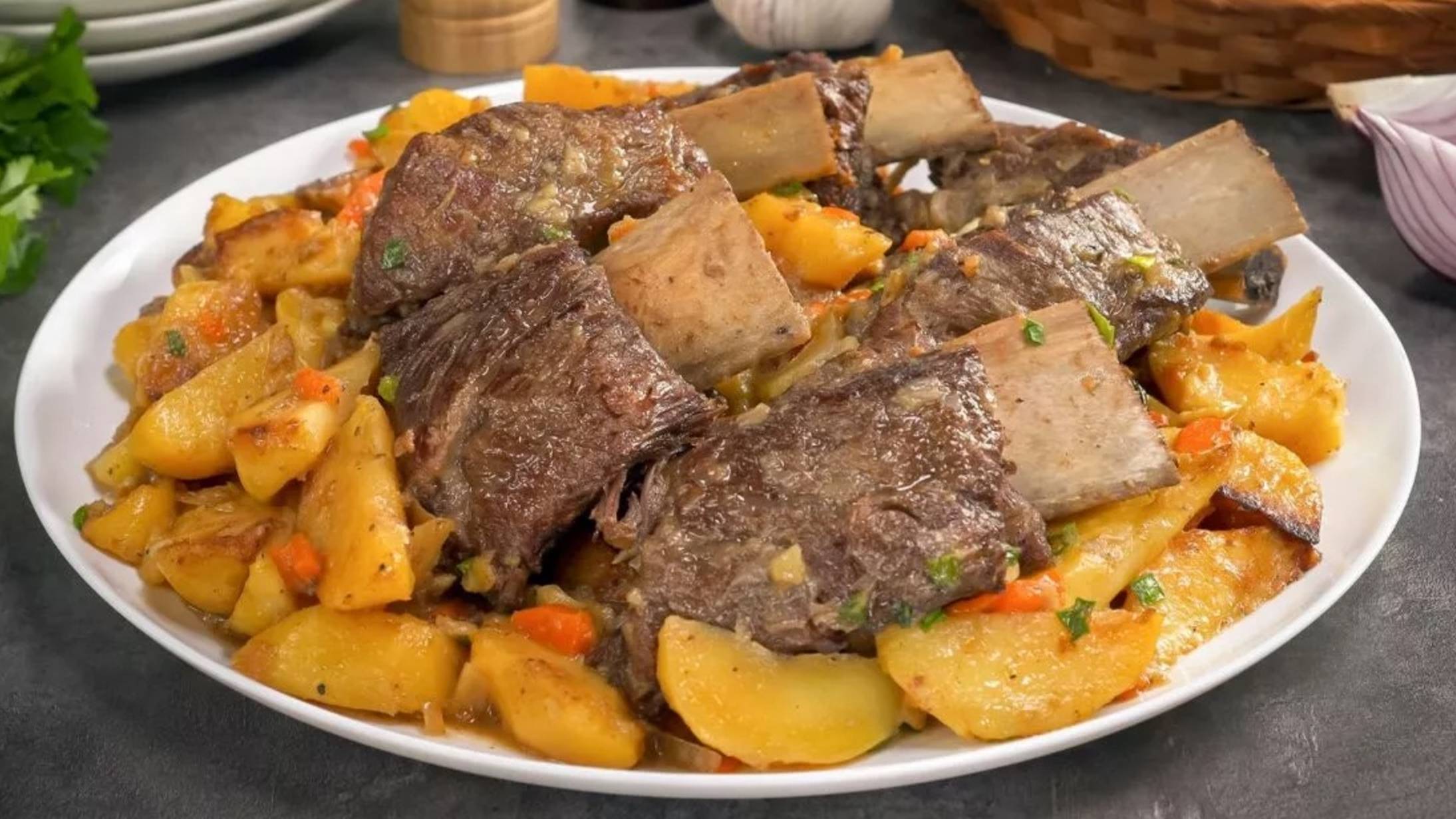 ГОВЯЖЬИ РЕБРА С КАРТОФЕЛЕМ - это необычайно вкусно! Рецепт от Всегда Вкусно! смотреть онлайн