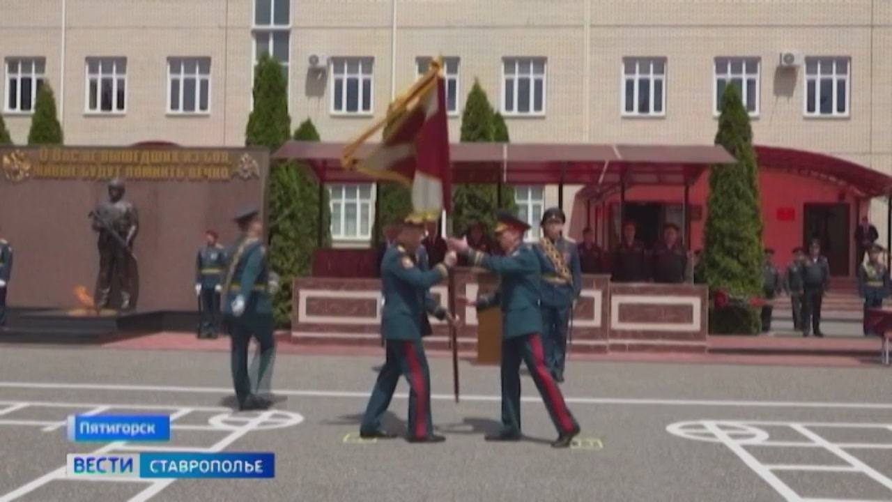 Командующему Северо-Кавказским округом Росгвардии вручили штандарт