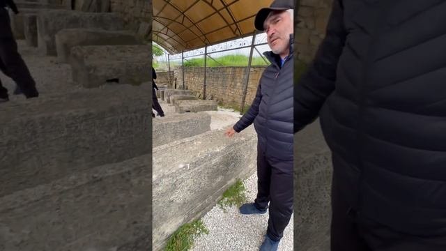 Каменные надгробия в крепости Нарын-Кала