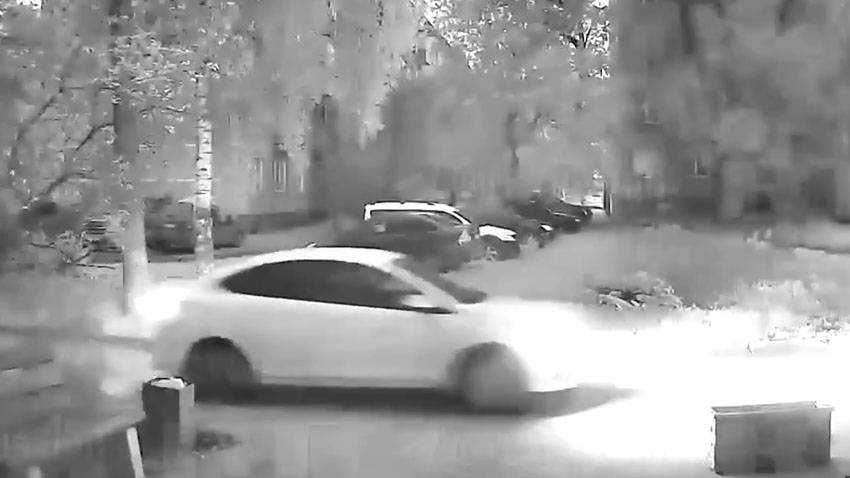 В Новосибирске машина взорвалась, проезжая мимо подъезда жилого дома