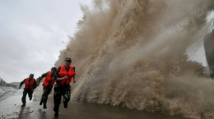 Китай. Город Ханчжоу. Большая волна на Великом канале.