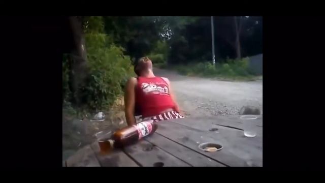 ЮМОР ПРИКОЛЫ стрельба из бочки попало по голове прилетело по голове.