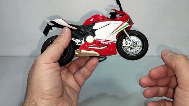 DUCATI 1199 Panigale модель мотоцикла 1:12 Металл Звук свет. смотреть онлайн