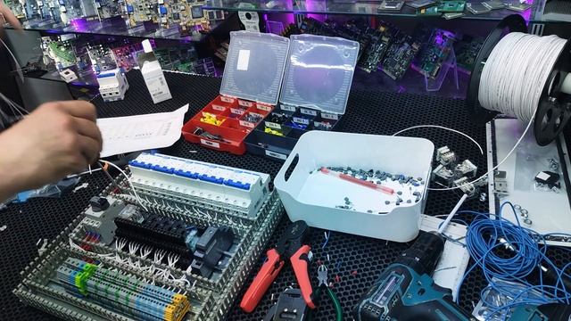 Странное видео, но так сложилось. Собираю шкаф релейно смотреть онлайн