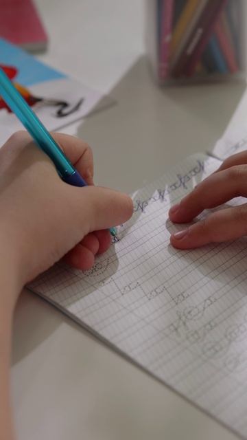 Красивый почерк — это не только приятно, но и полезно. Как в школе, так и в будущем.