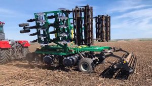 Дисковая борона 7х4ПГ с тандемным катком в работе