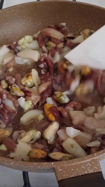 Чёрная паста с морепродуктами смотреть онлайн