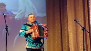 "У тебя красивые..." поёт гармонист Иван Сургаев. Играй гармонь.