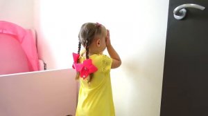 Смешные дети делают вид, что играют с игрушками, видео для детей от Габи и Алекса