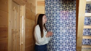 Как устроена римская штора ? Римские шторы в деревянном доме с геометрическим рисунком в синем цвете