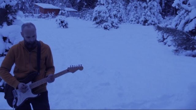 Бородатый мужчина сочинил песню и пытается изобразит?