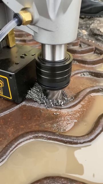 Сверление дренажных отверстий в колодезном люке😎👌 смотреть онлайн