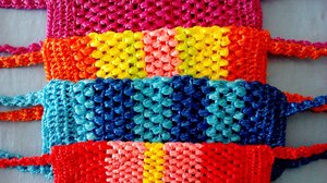 Вяжем длину мочалки и закрываем другой край. Вяжем ручку часть3