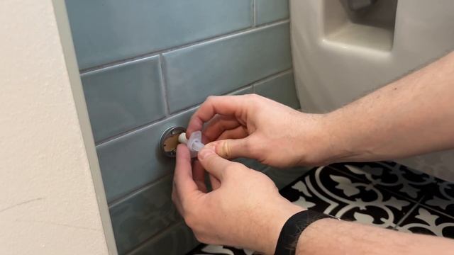 Как установить аксессуары для ванной без сверления смотреть онлайн