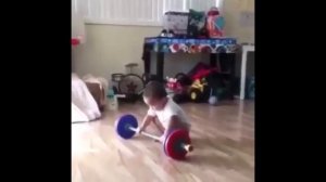 Ребенок поднял штангу он ваще крутой силач