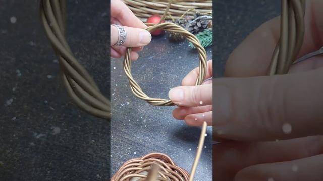 Ёлочная игрушка из искусственного ротанга.Венок. смотреть онлайн