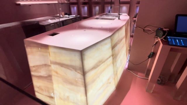Тумба из мрамора с матричной подсветкой камня в Москв?