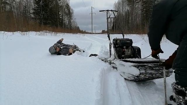 сравнение двух мотобуксировщиков....мужик 600 и бурлак... смотреть онлайн