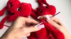 Вязаное сердце крючком из плюшевой пряжи // мастер-кла?