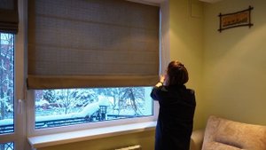 Римские шторы на заказ в интерьере спальни в желтых цветах. Установка римских штор на каждую створку