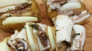Картофельная гармошка с салом и луком