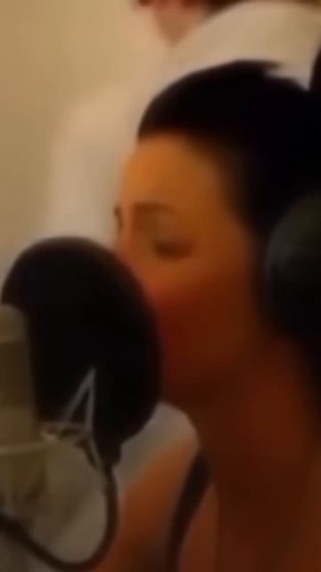 слова не видно,крч,там написано:?:кто твой кинн?я:(фигня смотреть онлайн