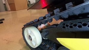 Внедорожное кресло на гусеницах. Такого я еще не видел