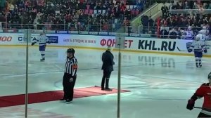 Жозе Моуриньо  упал на лед перед хоккейным матчем