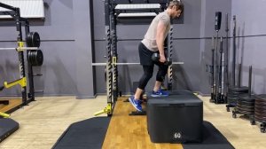 Выпады зашагивания на тумбу