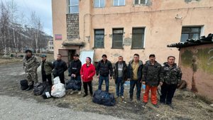 Десять нелегалов на трассе злато мыли, их нашла полиция, и стало их четыре