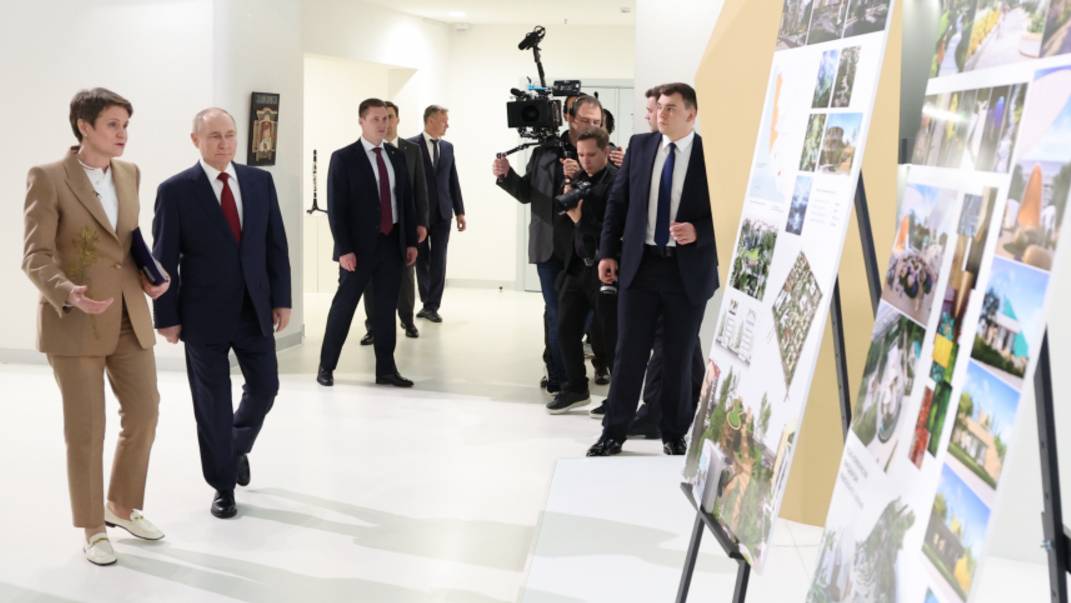 Владимир Путин осмотрел выставку в музыкальной школе Сириус