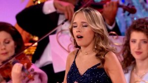 Люди опять плачут от новой песни 16-летней Эммы "Dancing On Th