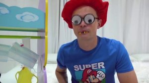 Мистер Макс Макс на шоппинге в магазине игрушек в маске