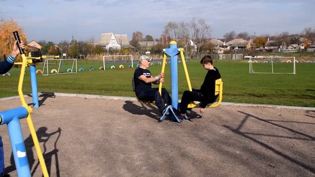 ТРЕНИРОВКА С ВНУКАМИ НА ТРЕНАЖЕРАХ / Training with grandchildren on s смотреть онлайн