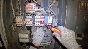 Замена автоматов и нулевой шины. Работа под напряжени?