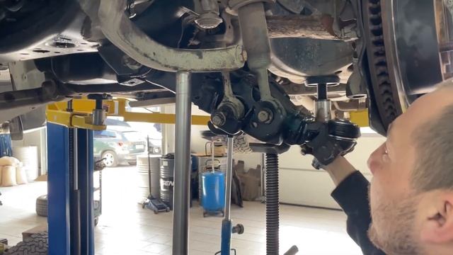 Меняем рычаг на Toyota Land Cruiser 200 смотреть онлайн