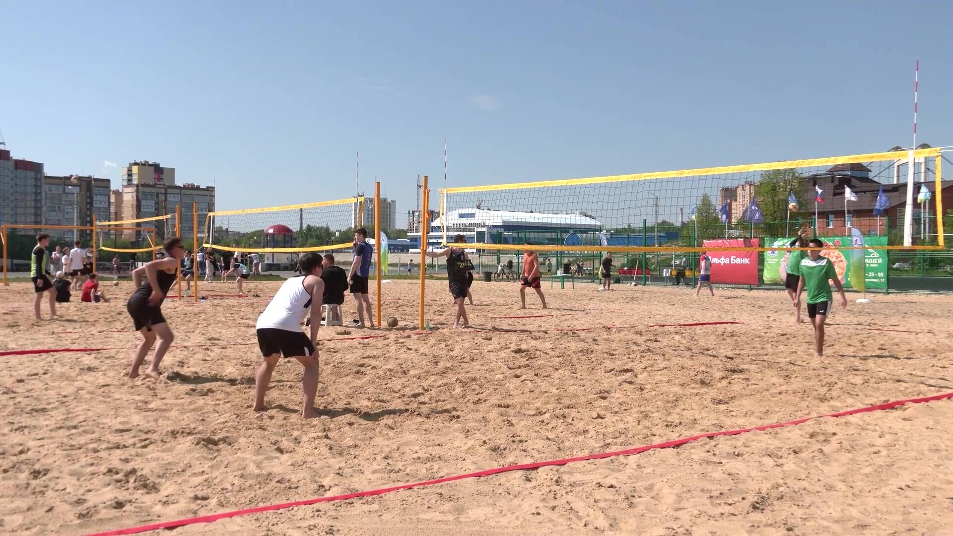 В минувшие выходные в Йошкар-Оле стартовал сезон пляжного волейбола смотреть онлайн