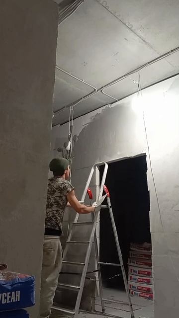 Разглаживают штукатурку по стенам.  #стройкадома #ремо смотреть онлайн